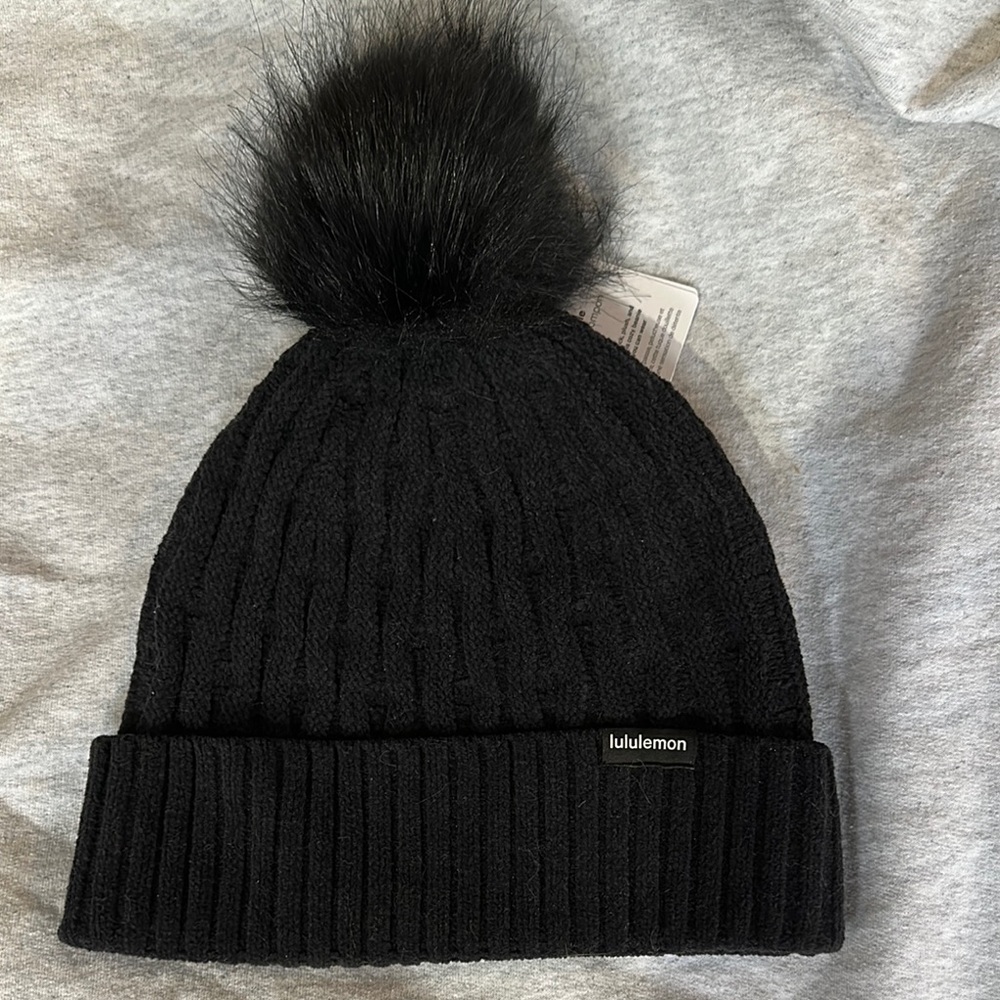NWT Lululemon Cable Knit Pom Beanie